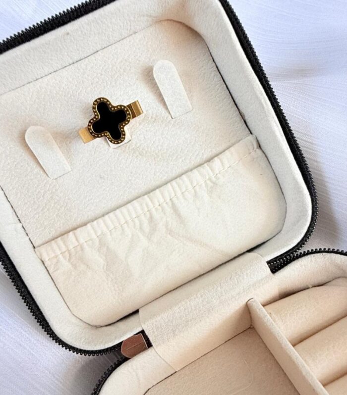 Clover Ring